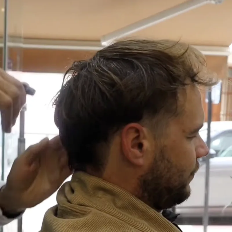 Coupe aux ciseaux sur cheveux et barbe