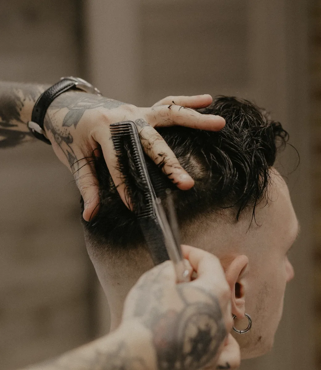 Coiffeur réalisant une coupe aux ciseaux chez L'adresse pour lui